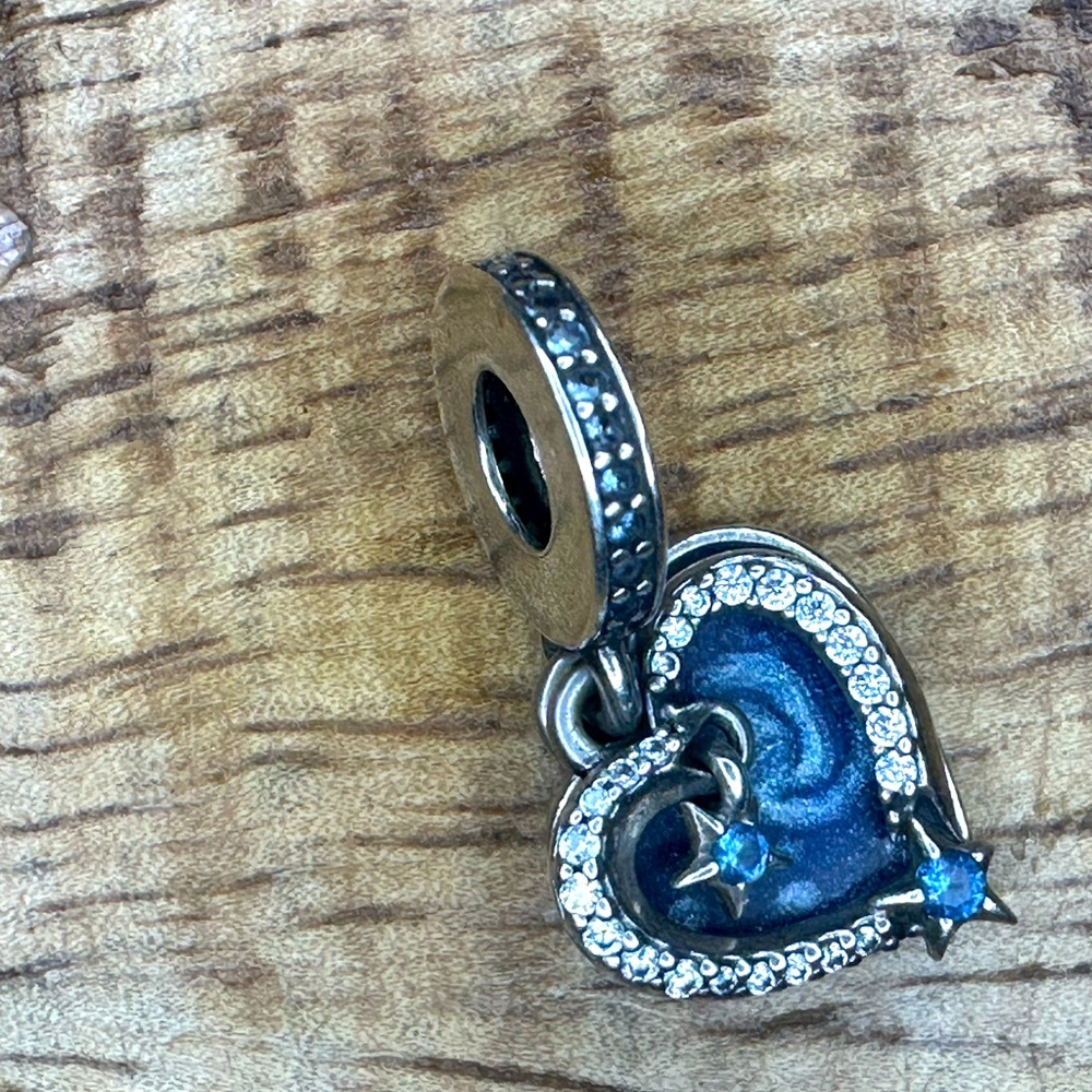 PANDORA CELESTIAL SHOOTING STAR
HEART DOUBLE DANGLE CHARM
Style #: 792356CO1